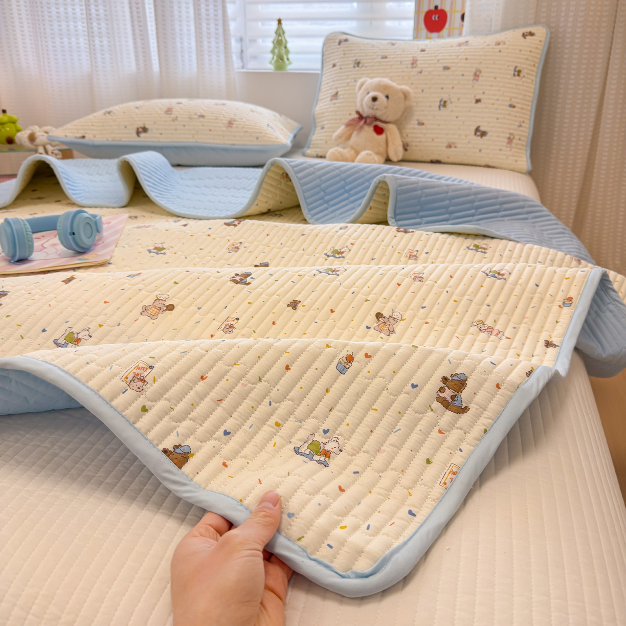 91家纺网 家纺一手货源 找家纺 雅萱家纺 2026新款森系全棉夹棉印花床盖 蛋糕熊仔