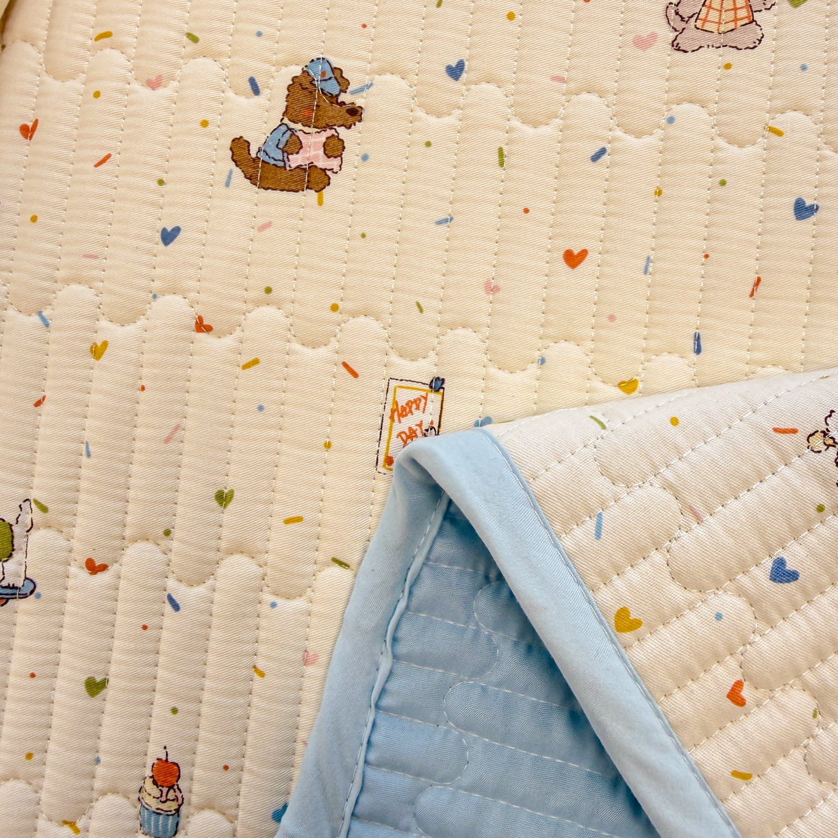 91家纺网 家纺一手货源 找家纺 雅萱家纺 2026新款森系全棉夹棉印花床盖 蛋糕熊仔