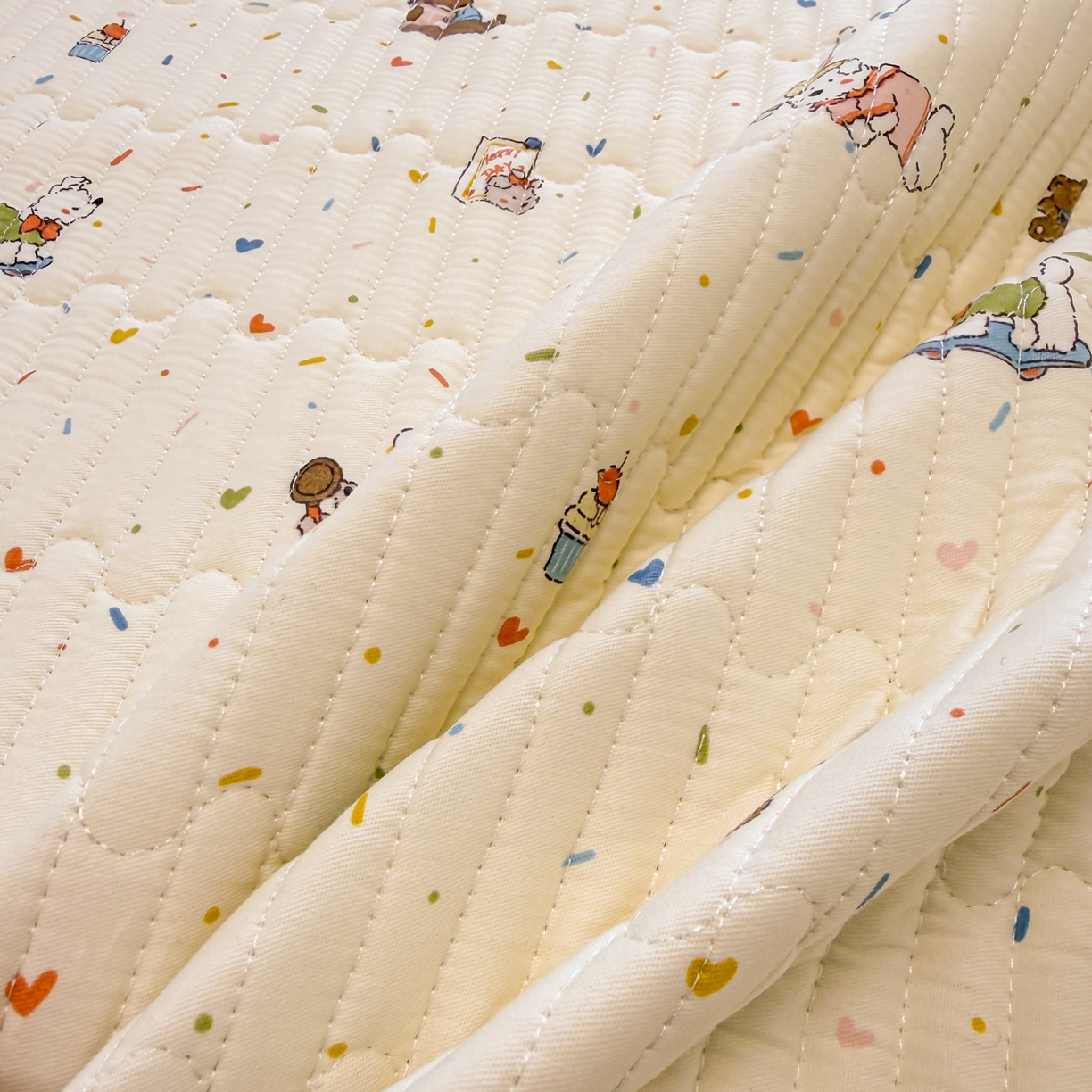 91家纺网 家纺一手货源 找家纺 雅萱家纺 2026新款森系全棉夹棉印花床盖 蛋糕熊仔