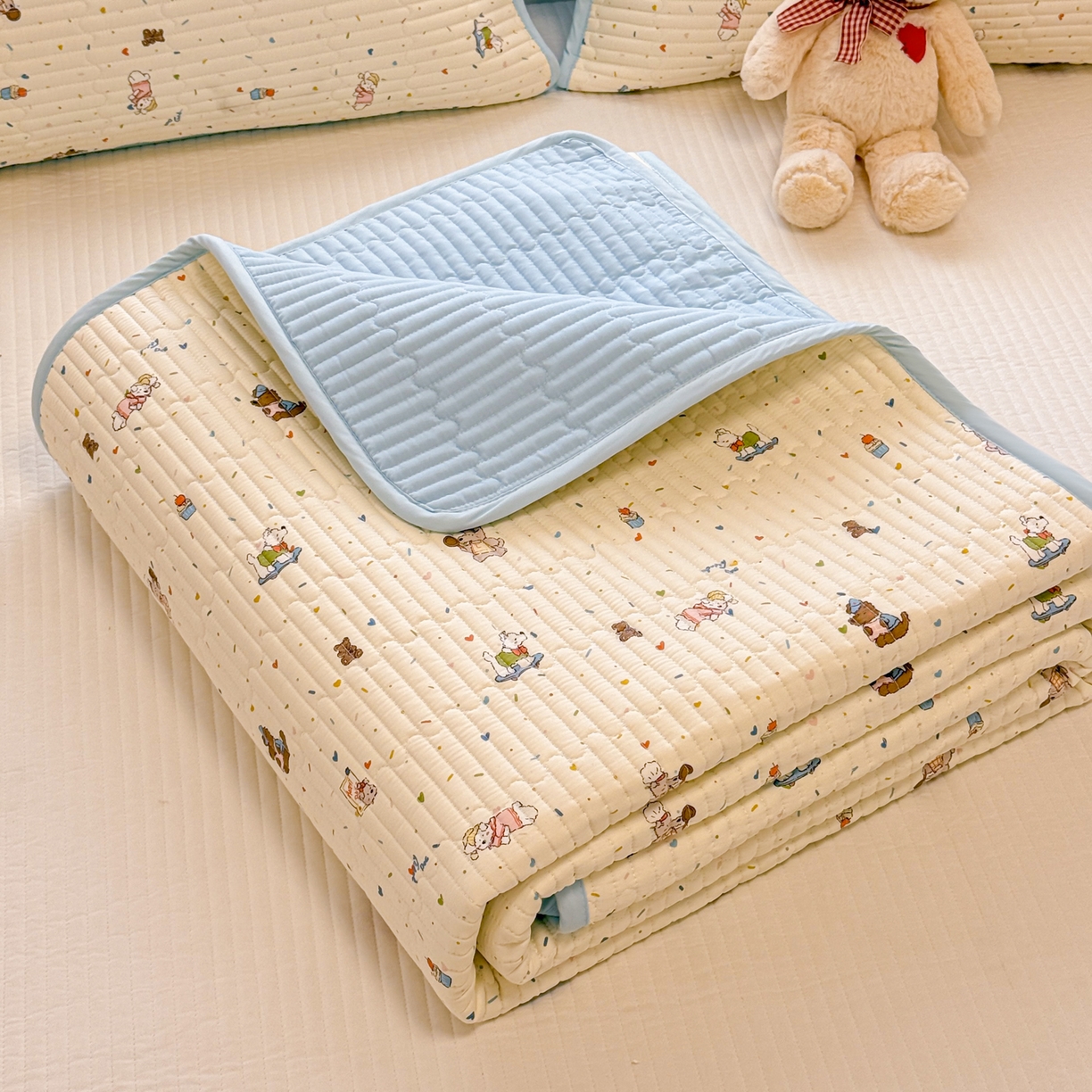 91家纺网 家纺一手货源 找家纺 雅萱家纺 2026新款森系全棉夹棉印花床盖 蛋糕熊仔