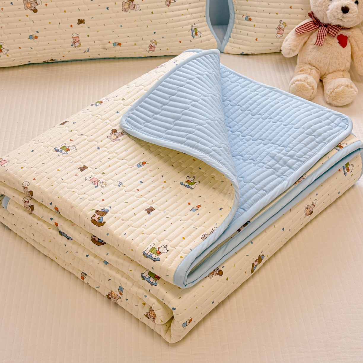 91家纺网 家纺一手货源 找家纺 雅萱家纺 2026新款森系全棉夹棉印花床盖 蛋糕熊仔