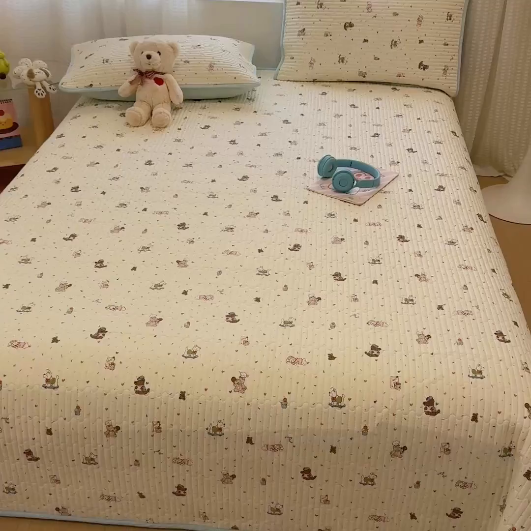 91家纺网 家纺一手货源 找家纺 雅萱家纺 2026新款森系全棉夹棉印花床盖 蛋糕熊仔