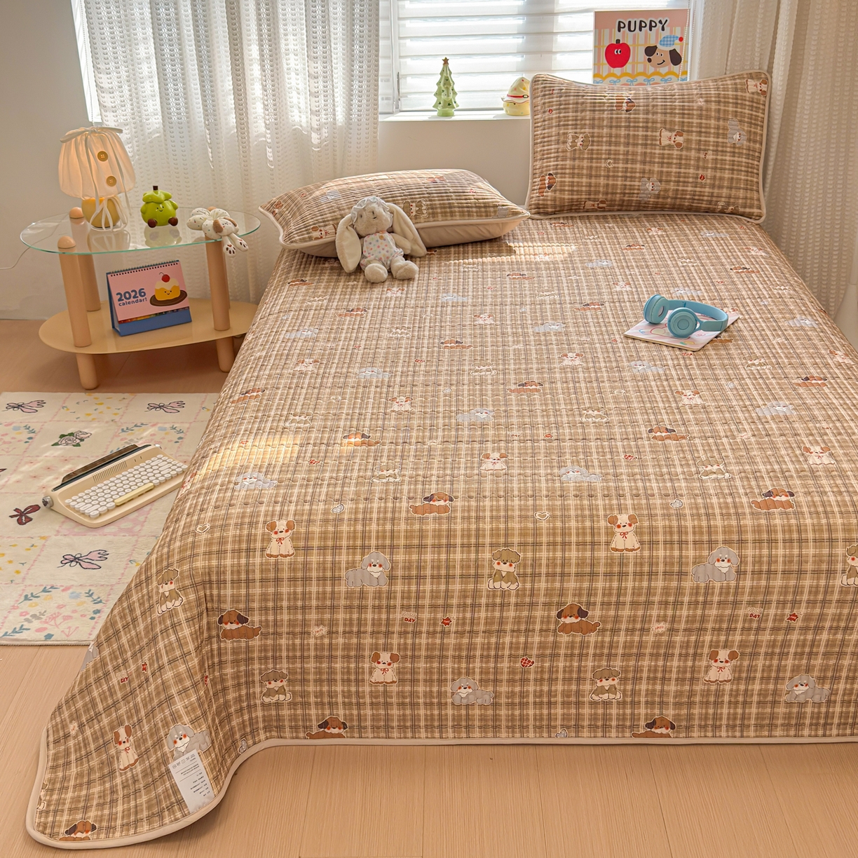 91家纺网 家纺一手货源 找家纺 雅萱家纺 2026新款森系全棉夹棉印花床盖 格纹萌犬