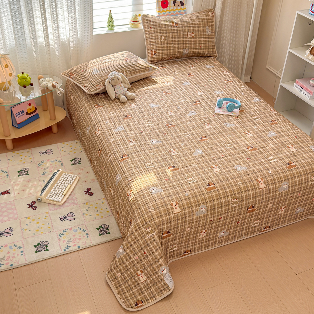 91家纺网 家纺一手货源 找家纺 雅萱家纺 2026新款森系全棉夹棉印花床盖 格纹萌犬