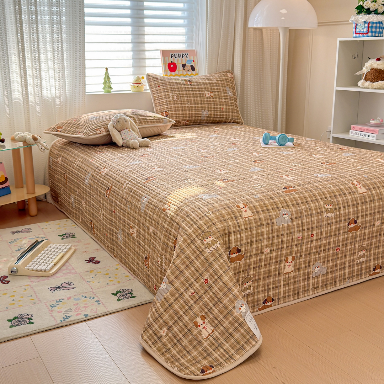 91家纺网 家纺一手货源 找家纺 雅萱家纺 2026新款森系全棉夹棉印花床盖 格纹萌犬