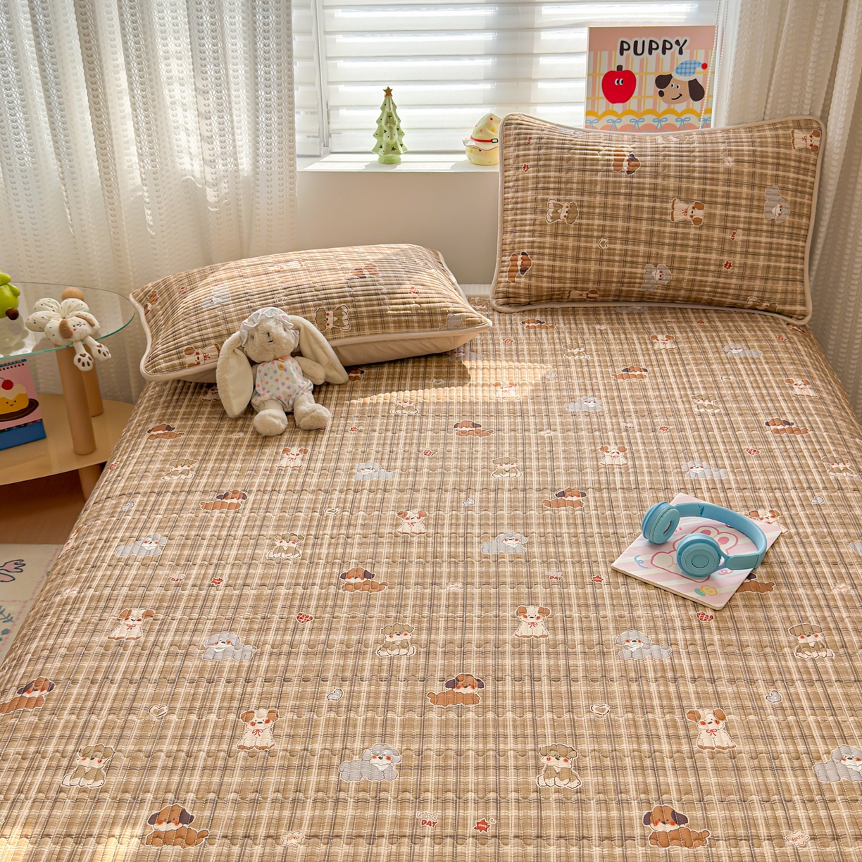 91家纺网 家纺一手货源 找家纺 雅萱家纺 2026新款森系全棉夹棉印花床盖 格纹萌犬