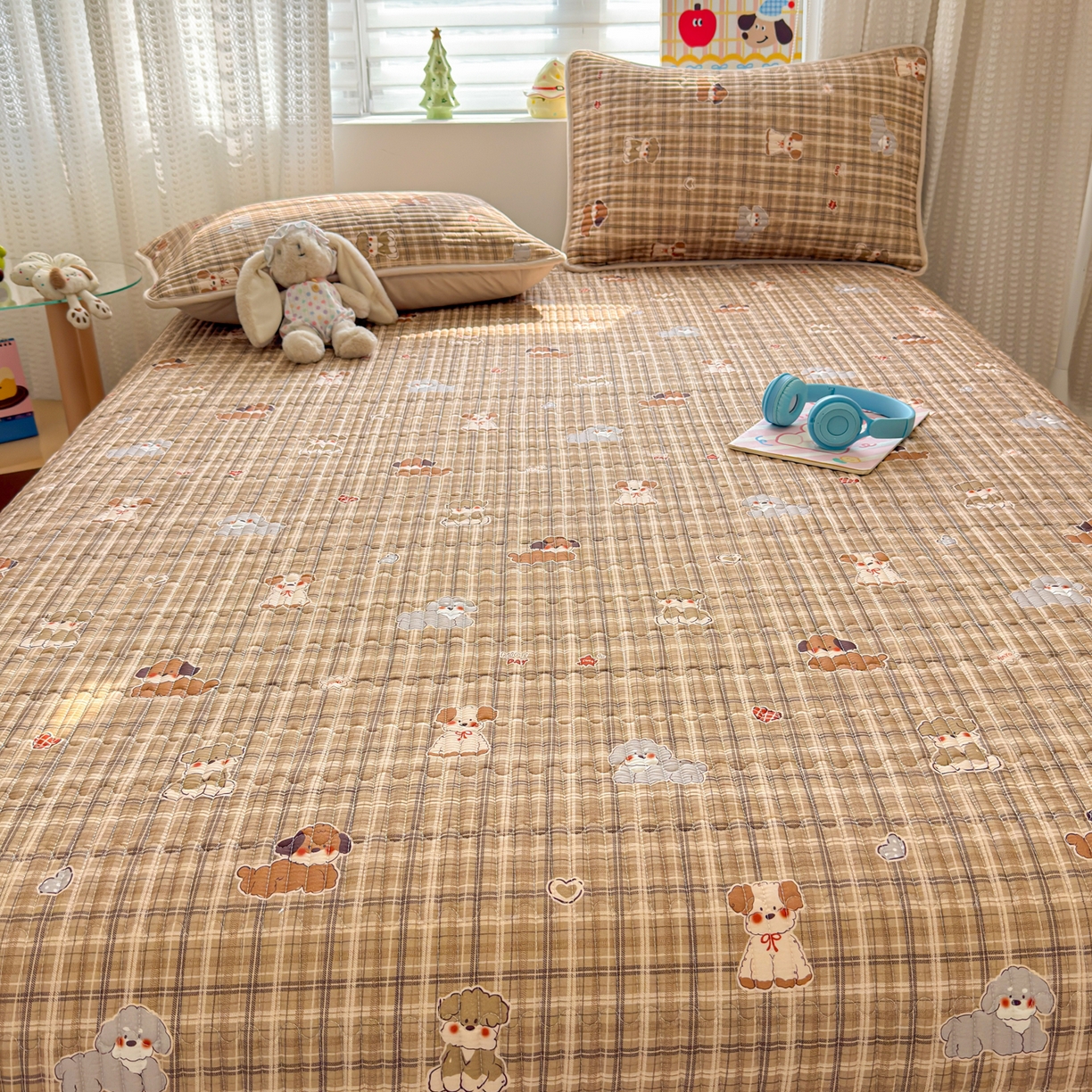 91家纺网 家纺一手货源 找家纺 雅萱家纺 2026新款森系全棉夹棉印花床盖 格纹萌犬