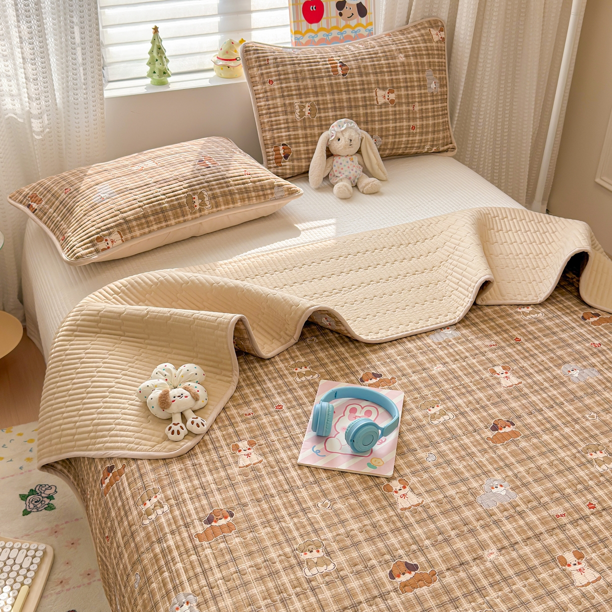 91家纺网 家纺一手货源 找家纺 雅萱家纺 2026新款森系全棉夹棉印花床盖 格纹萌犬