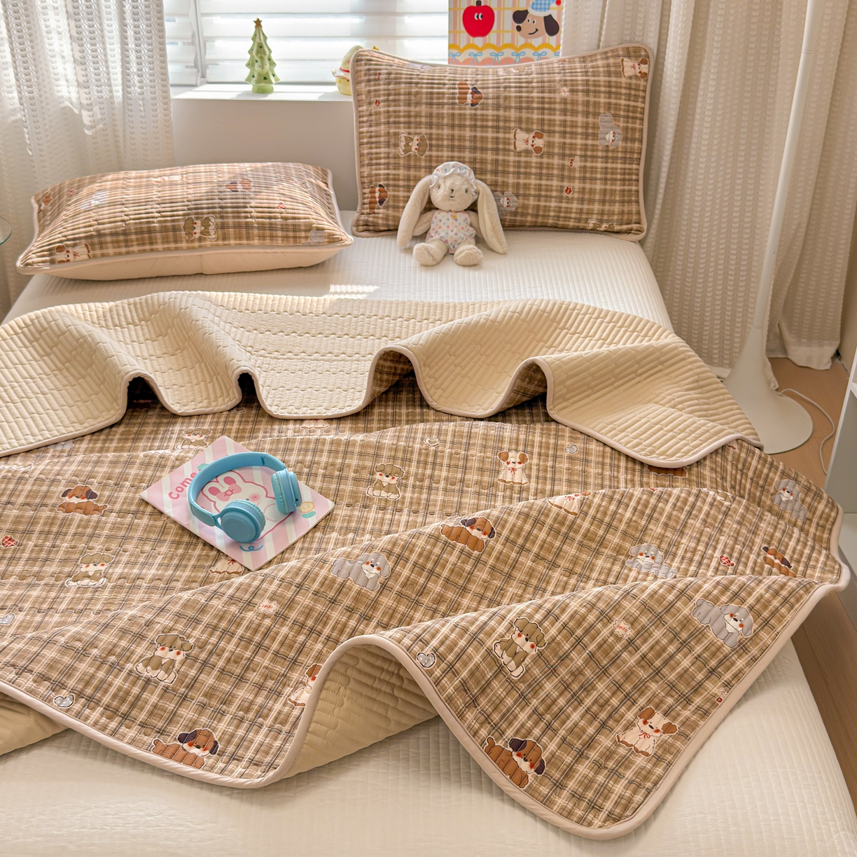 91家纺网 家纺一手货源 找家纺 雅萱家纺 2026新款森系全棉夹棉印花床盖 格纹萌犬