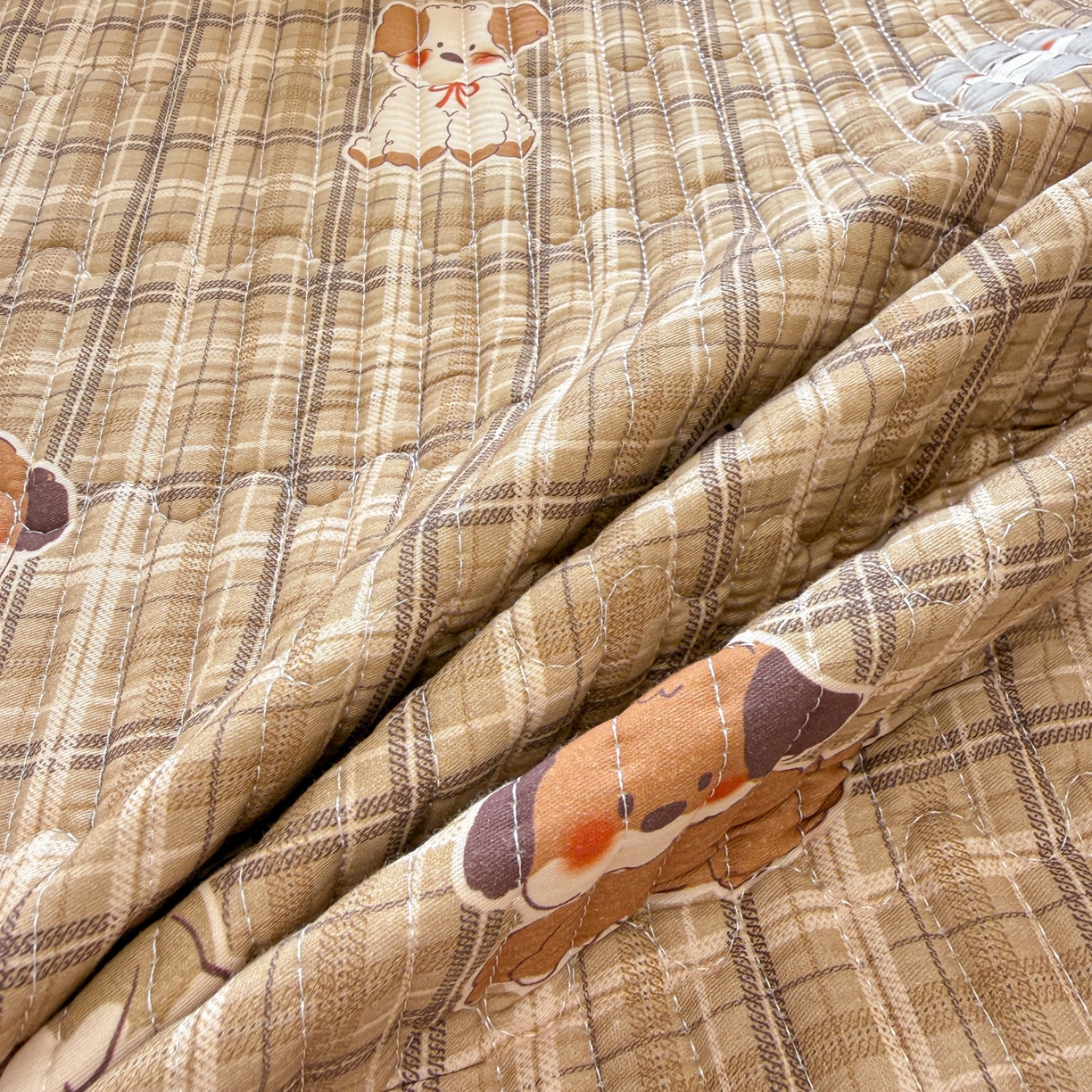 91家纺网 家纺一手货源 找家纺 雅萱家纺 2026新款森系全棉夹棉印花床盖 格纹萌犬