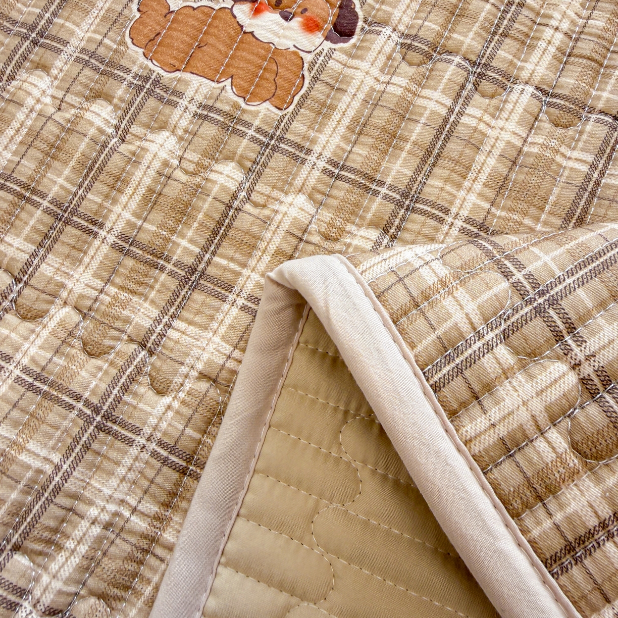 91家纺网 家纺一手货源 找家纺 雅萱家纺 2026新款森系全棉夹棉印花床盖 格纹萌犬