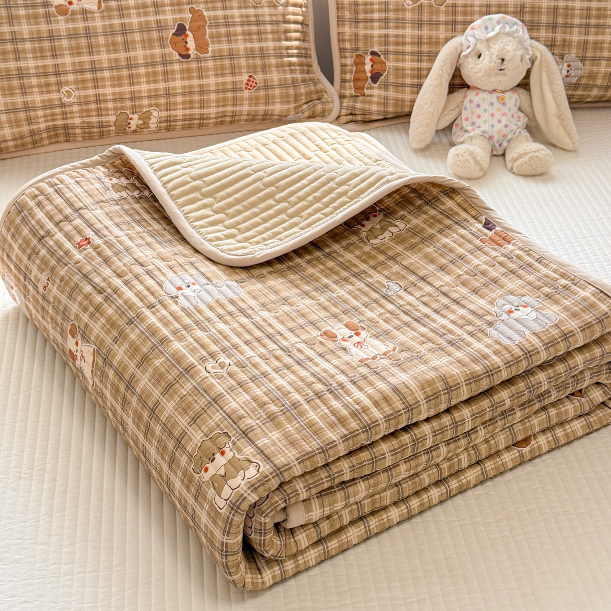 91家纺网 家纺一手货源 找家纺 雅萱家纺 2026新款森系全棉夹棉印花床盖 格纹萌犬