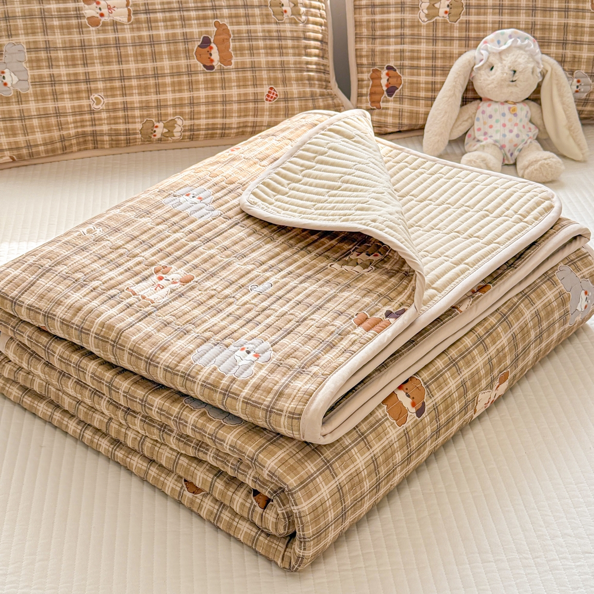 91家纺网 家纺一手货源 找家纺 雅萱家纺 2026新款森系全棉夹棉印花床盖 格纹萌犬