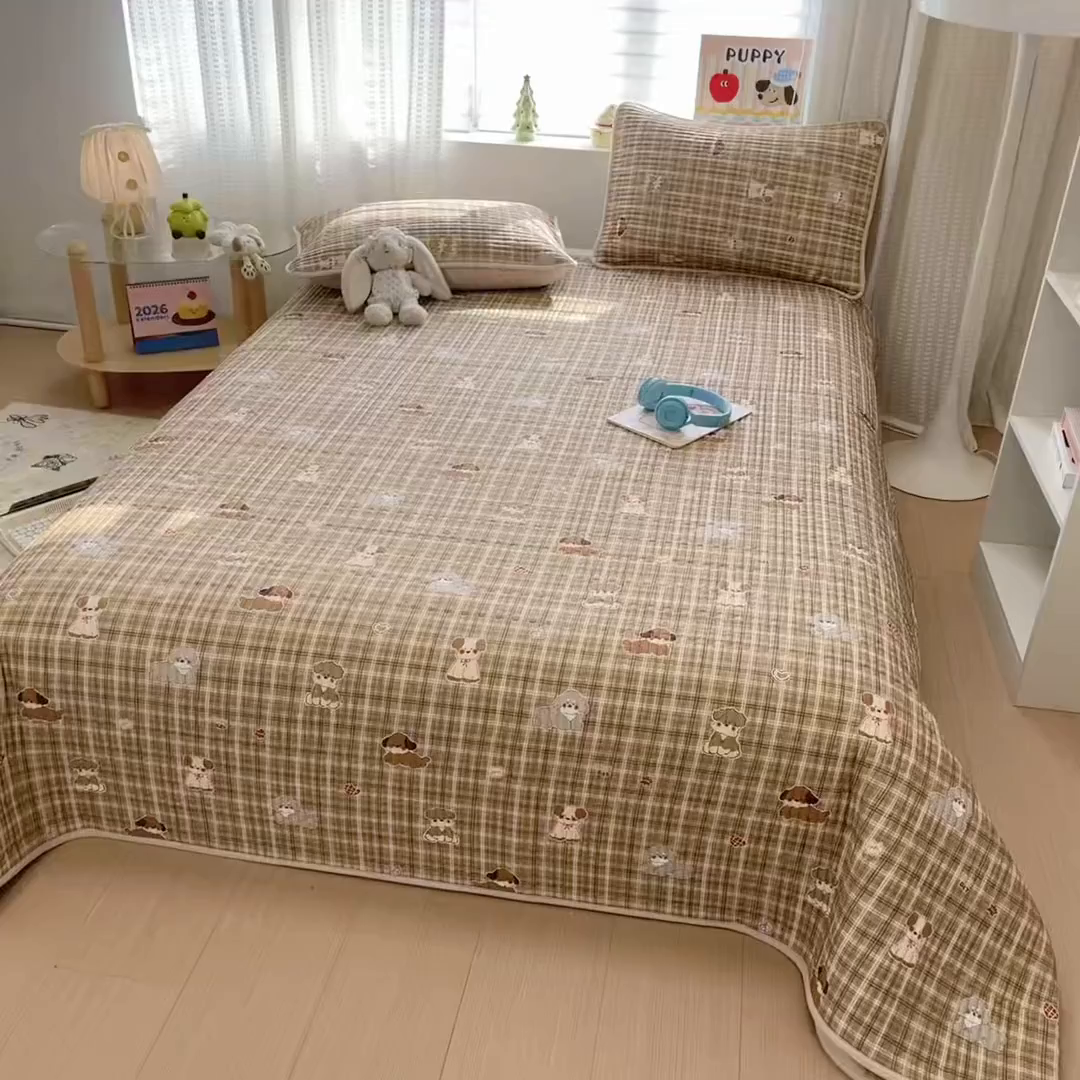 91家纺网 家纺一手货源 找家纺 雅萱家纺 2026新款森系全棉夹棉印花床盖 格纹萌犬