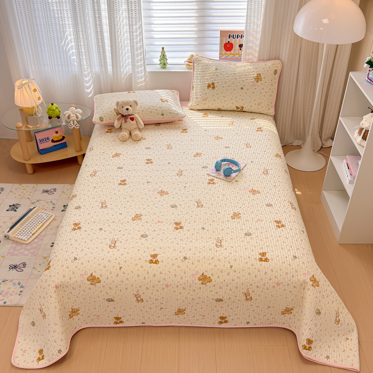 91家纺网 家纺一手货源 找家纺 雅萱家纺 2026新款森系全棉夹棉印花床盖 花丛小熊