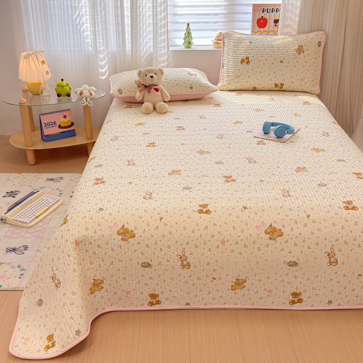 91家纺网 家纺一手货源 找家纺 雅萱家纺 2026新款森系全棉夹棉印花床盖 花丛小熊