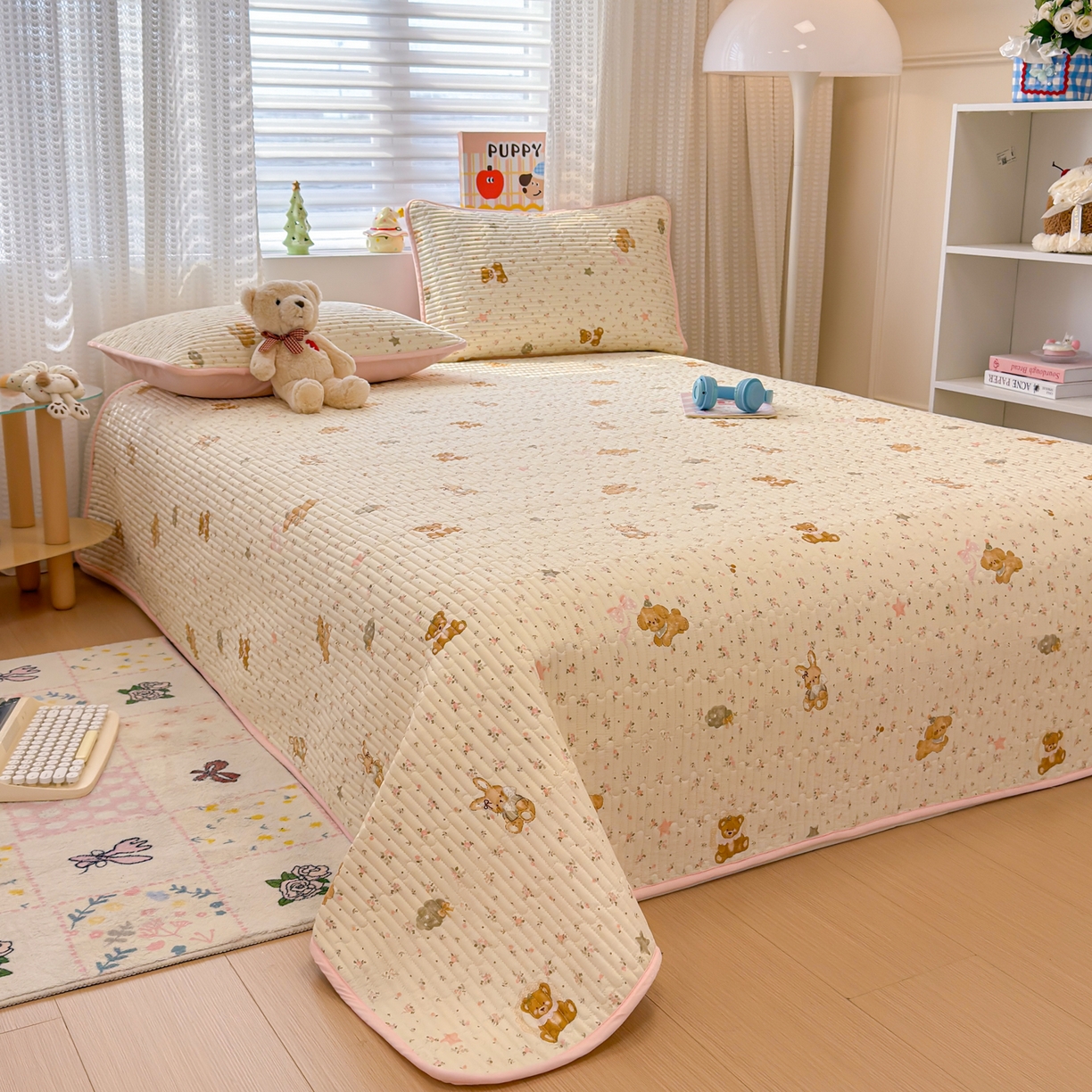 91家纺网 家纺一手货源 找家纺 雅萱家纺 2026新款森系全棉夹棉印花床盖 花丛小熊