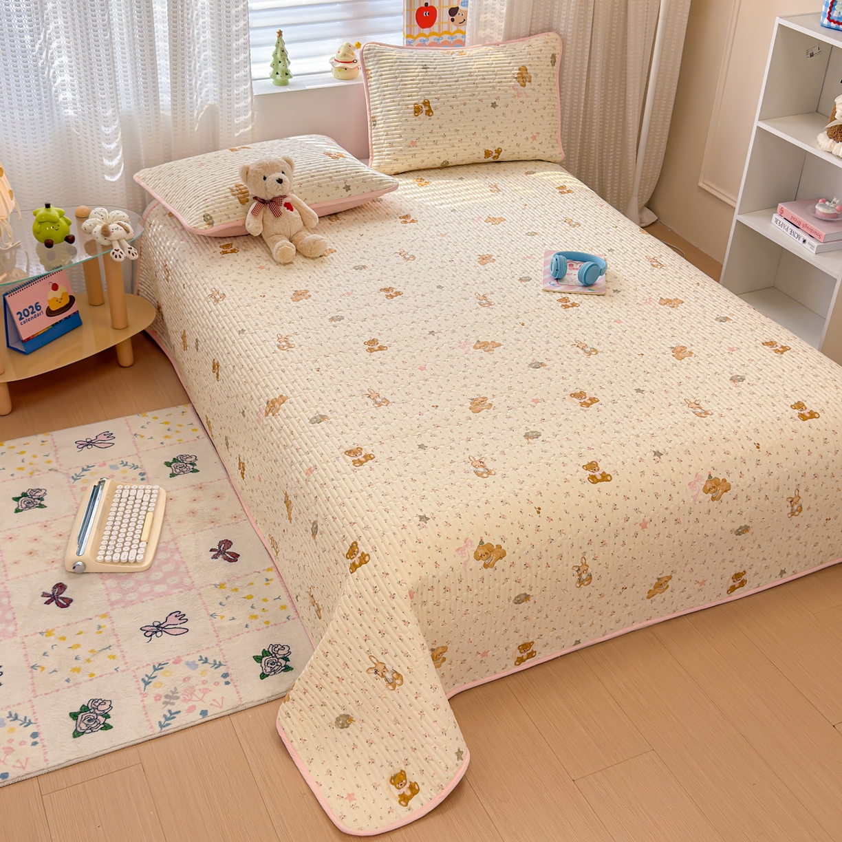 91家纺网 家纺一手货源 找家纺 雅萱家纺 2026新款森系全棉夹棉印花床盖 花丛小熊