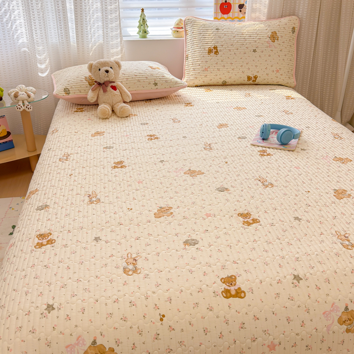 91家纺网 家纺一手货源 找家纺 雅萱家纺 2026新款森系全棉夹棉印花床盖 花丛小熊