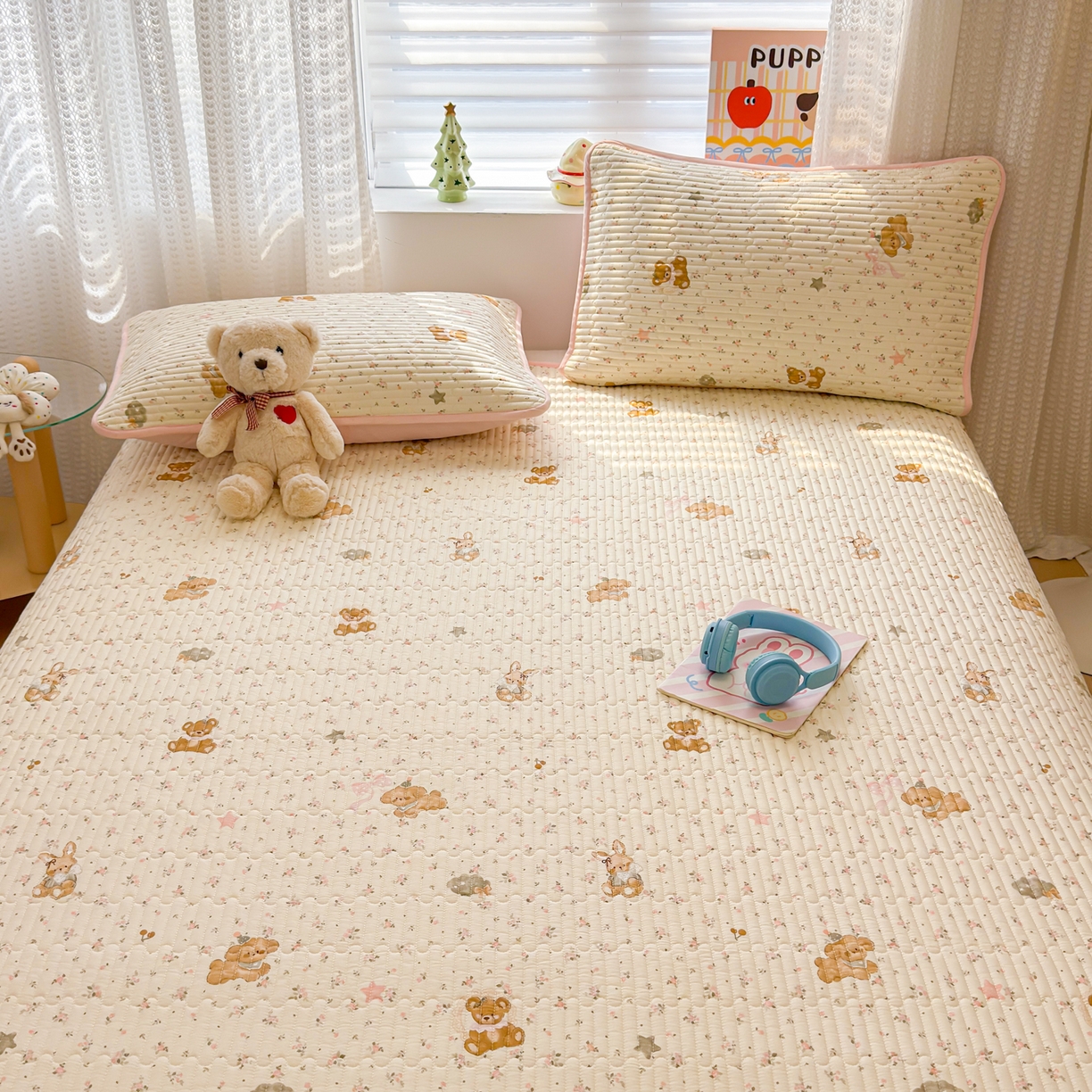 91家纺网 家纺一手货源 找家纺 雅萱家纺 2026新款森系全棉夹棉印花床盖 花丛小熊