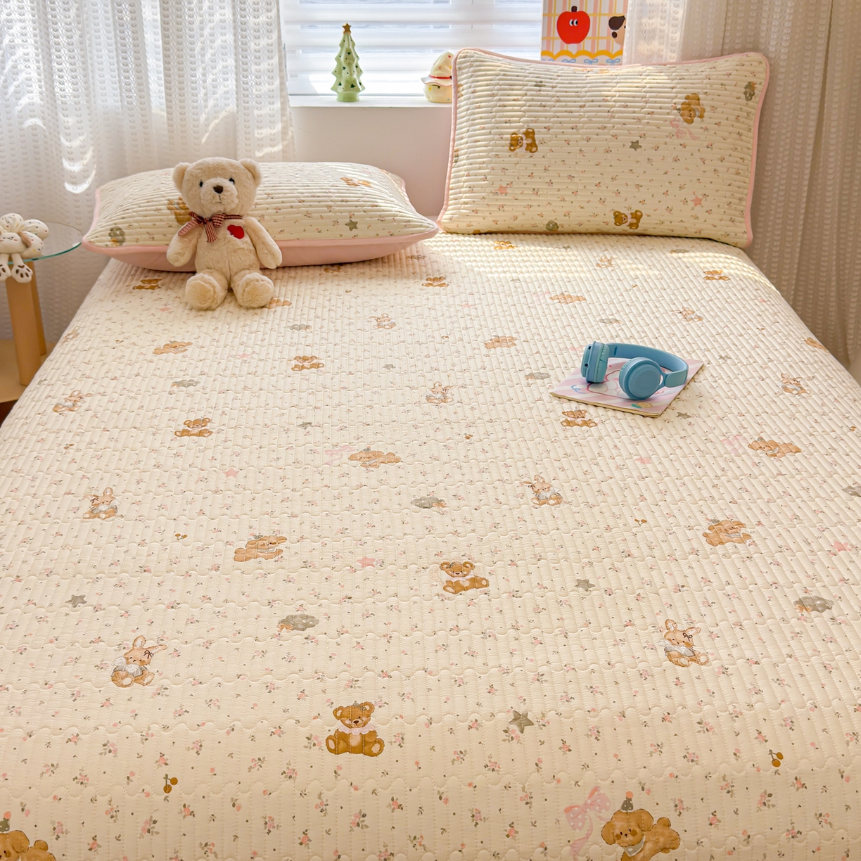 91家纺网 家纺一手货源 找家纺 雅萱家纺 2026新款森系全棉夹棉印花床盖 花丛小熊