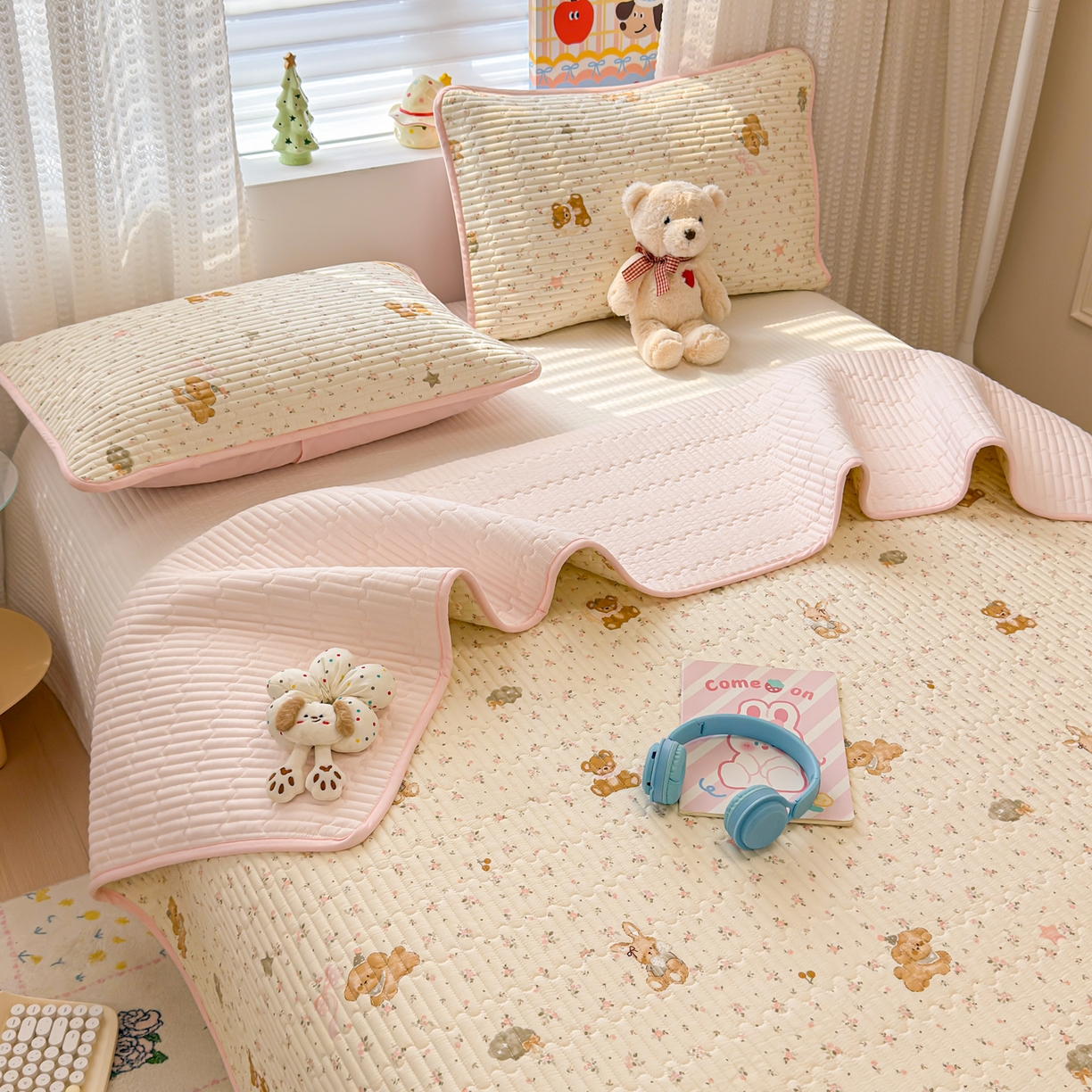 91家纺网 家纺一手货源 找家纺 雅萱家纺 2026新款森系全棉夹棉印花床盖 花丛小熊