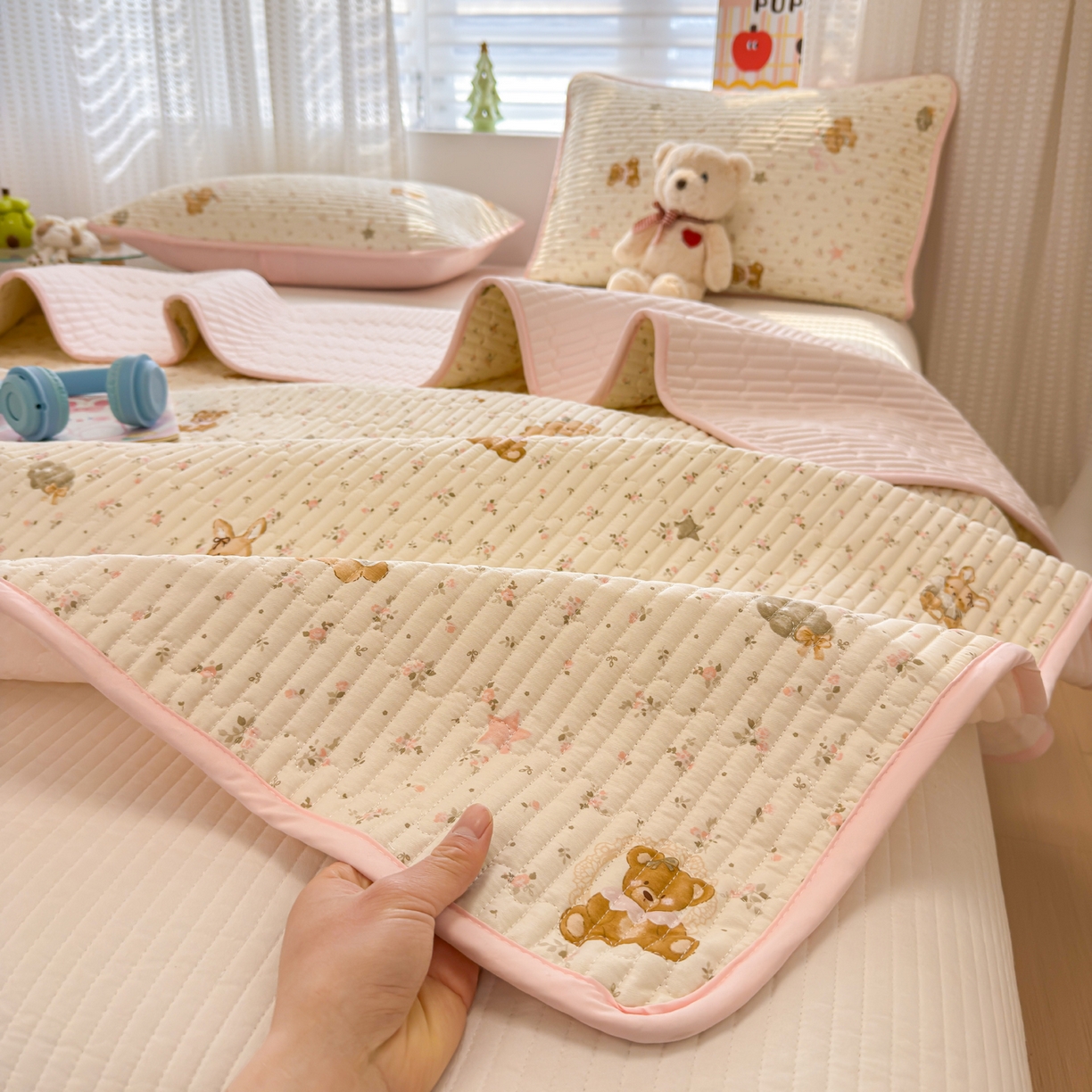 91家纺网 家纺一手货源 找家纺 雅萱家纺 2026新款森系全棉夹棉印花床盖 花丛小熊