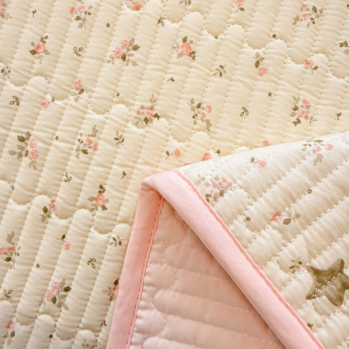 91家纺网 家纺一手货源 找家纺 雅萱家纺 2026新款森系全棉夹棉印花床盖 花丛小熊