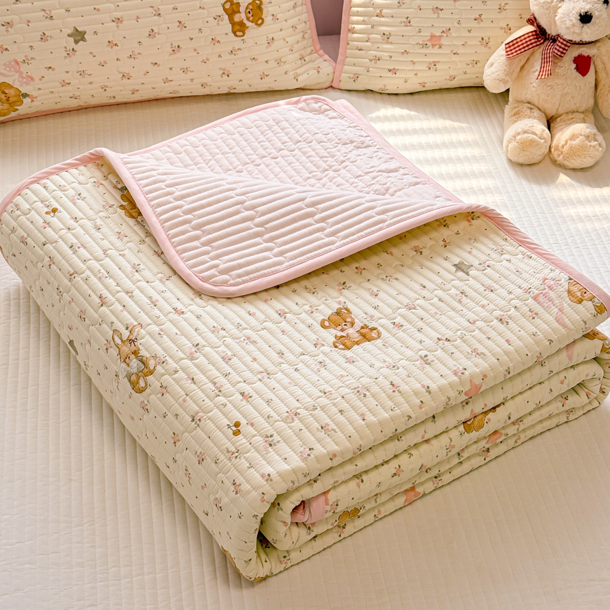 91家纺网 家纺一手货源 找家纺 雅萱家纺 2026新款森系全棉夹棉印花床盖 花丛小熊