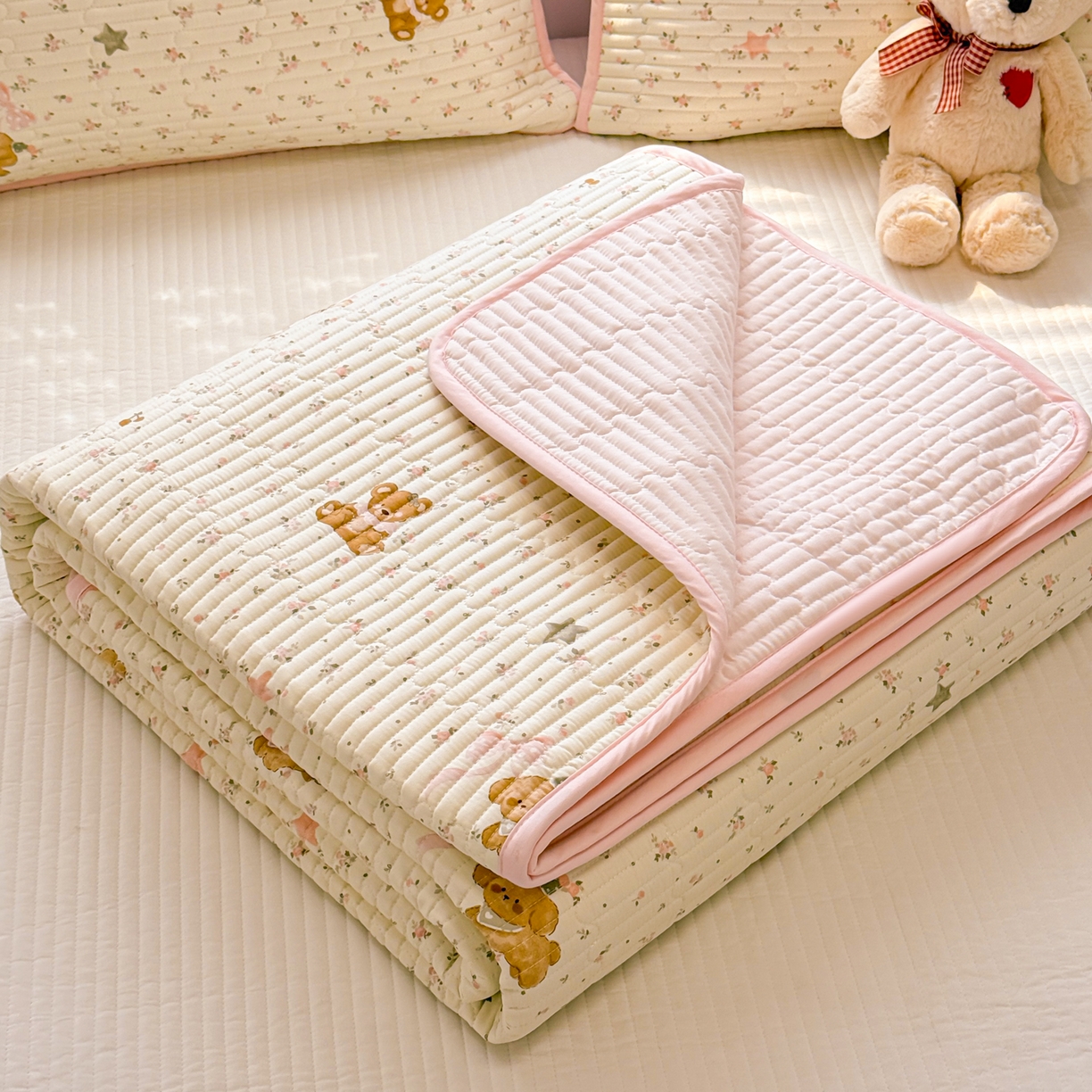 91家纺网 家纺一手货源 找家纺 雅萱家纺 2026新款森系全棉夹棉印花床盖 花丛小熊