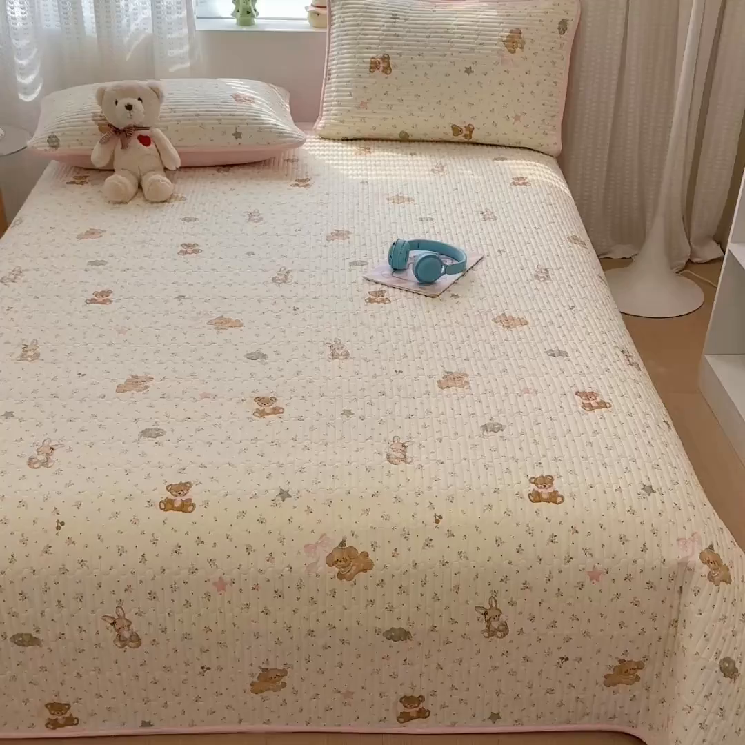 91家纺网 家纺一手货源 找家纺 雅萱家纺 2026新款森系全棉夹棉印花床盖 花丛小熊