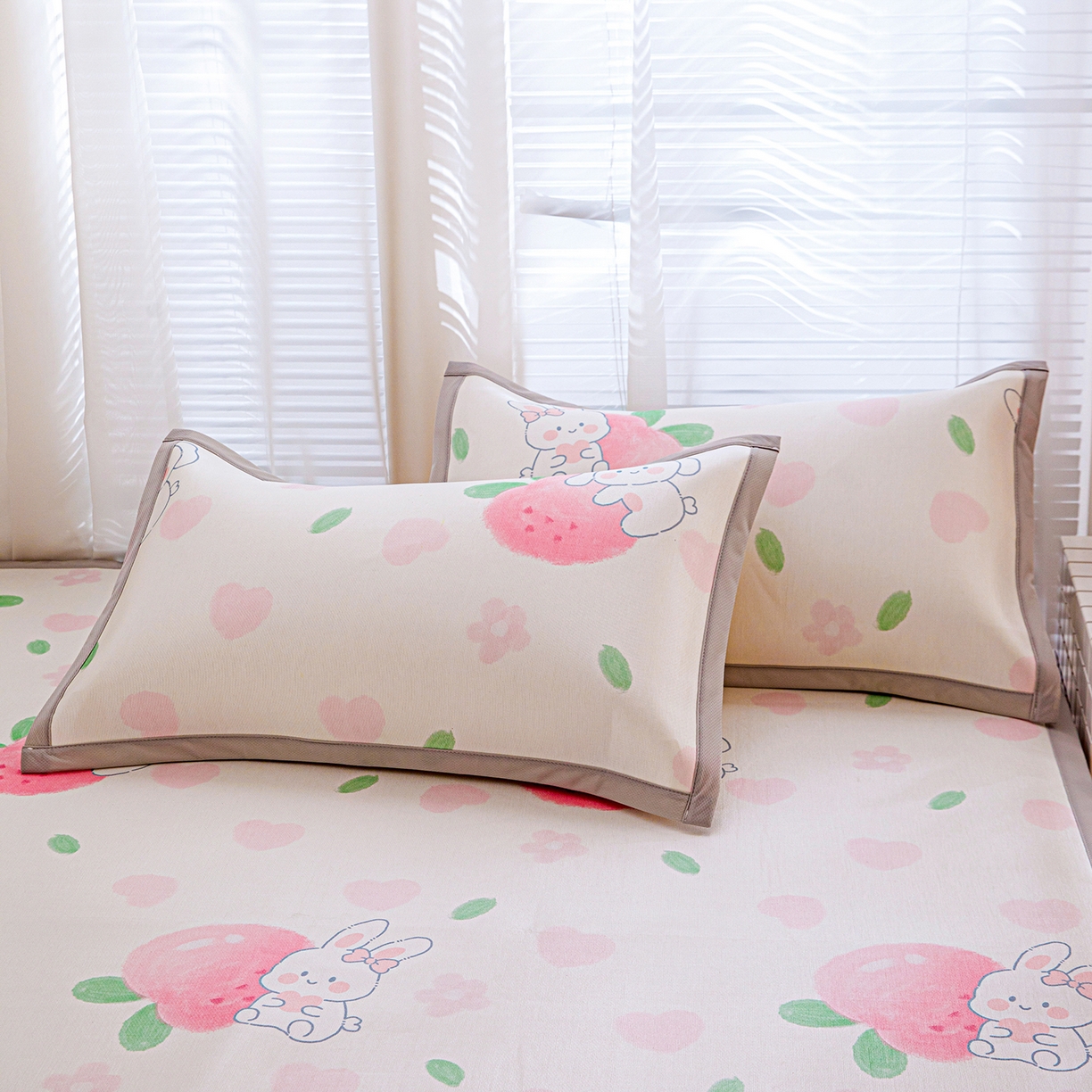 91家纺网 家纺一手货源 找家纺 富馨莱 2026新款冰丝凉席平铺款支持一件定制定做 蜜桃兔