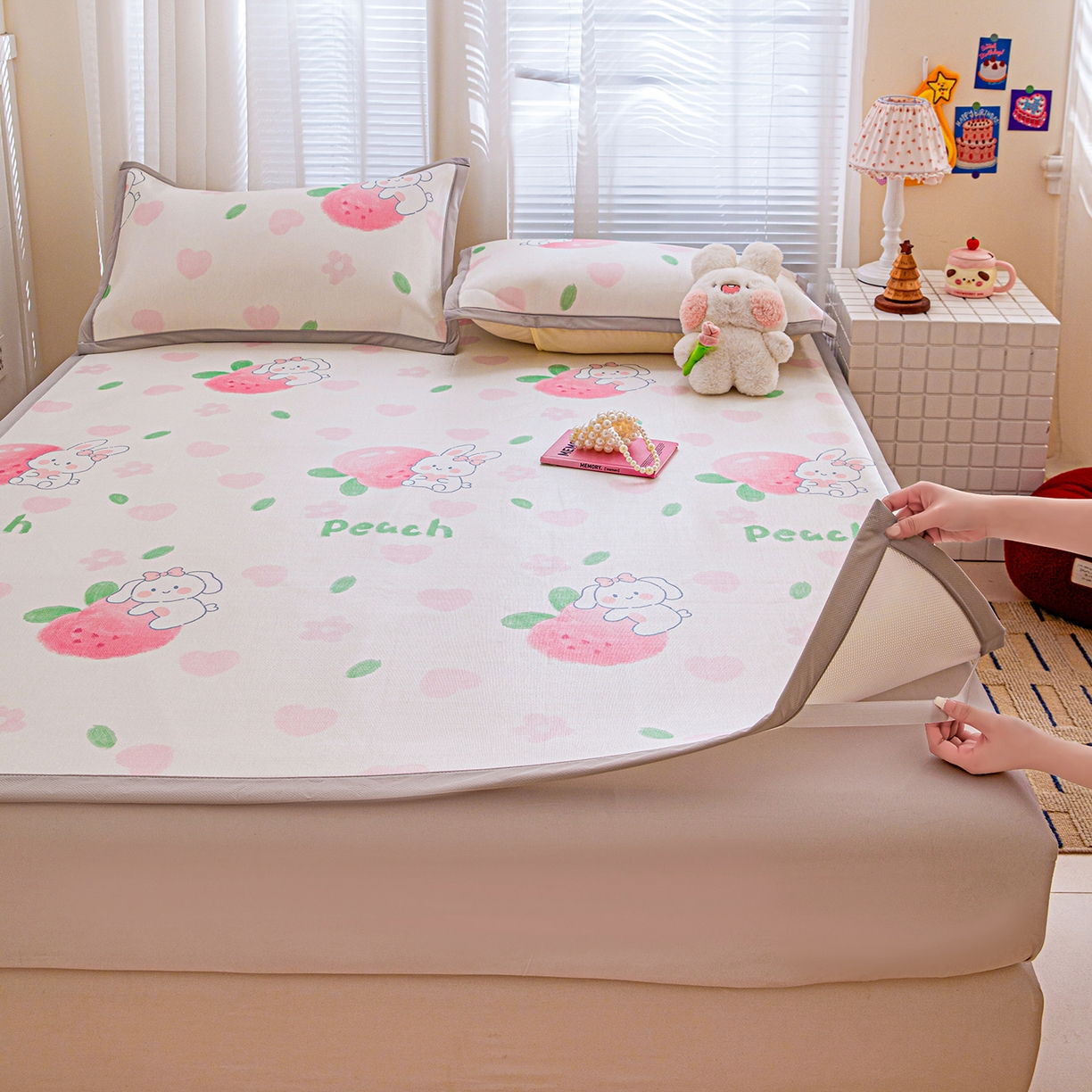 91家纺网 家纺一手货源 找家纺 富馨莱 2026新款冰丝凉席平铺款支持一件定制定做 蜜桃兔