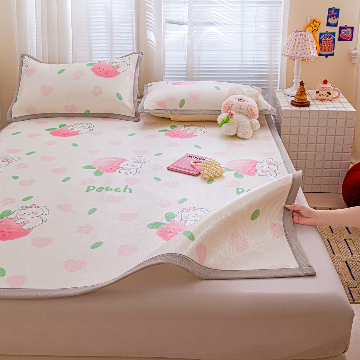 91家纺网 家纺一手货源 找家纺 富馨莱 2026新款冰丝凉席平铺款支持一件定制定做 蜜桃兔