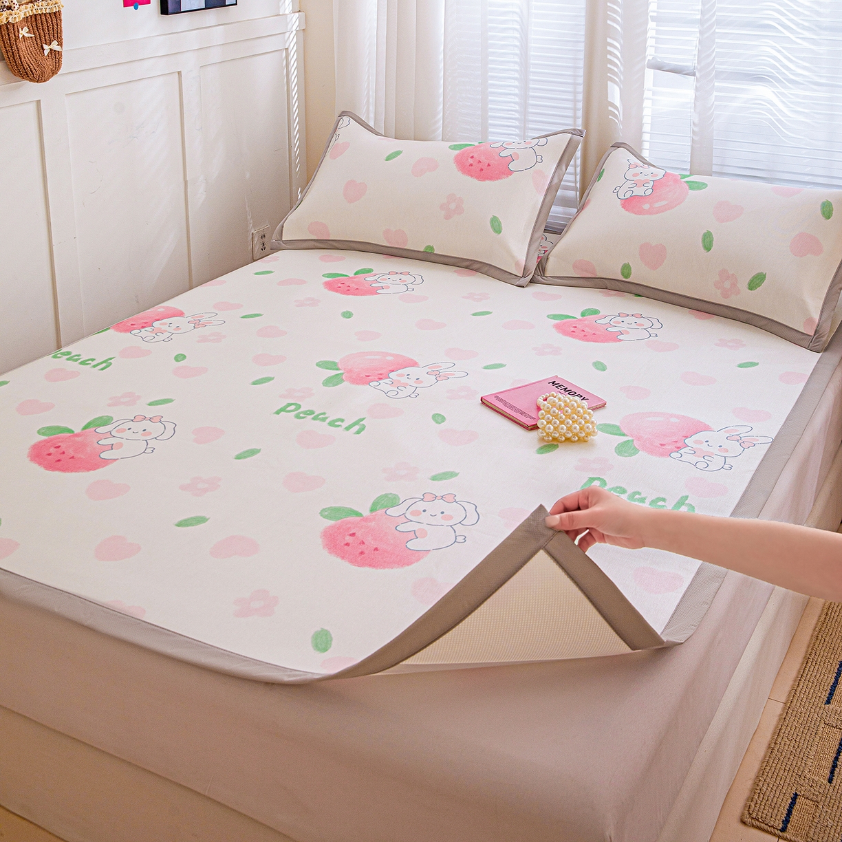 91家纺网 家纺一手货源 找家纺 富馨莱 2026新款冰丝凉席平铺款支持一件定制定做 蜜桃兔