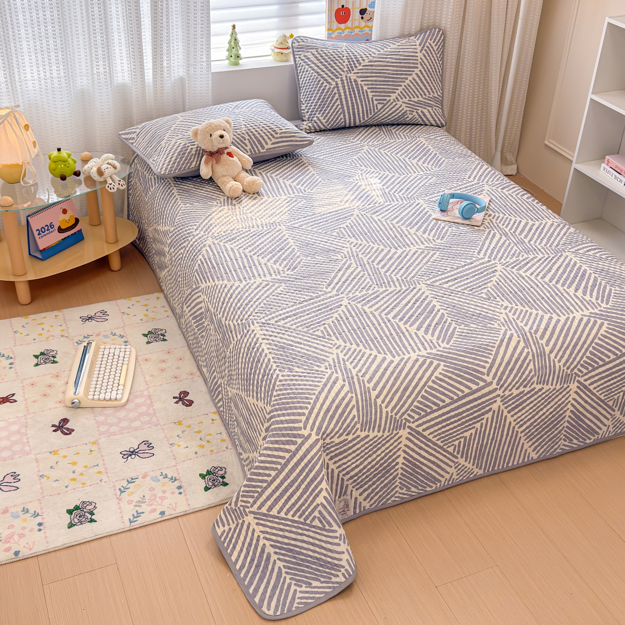 91家纺网 家纺一手货源 找家纺 雅萱家纺 2026新款森系全棉夹棉印花床盖 简约时代