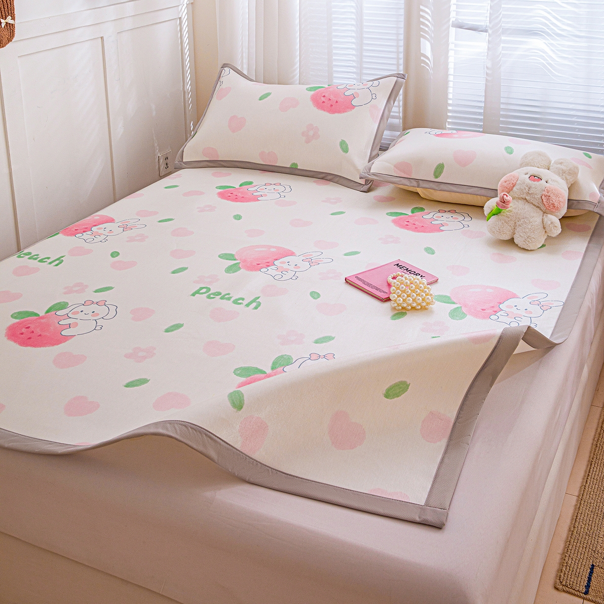 91家纺网 家纺一手货源 找家纺 富馨莱 2026新款冰丝凉席平铺款支持一件定制定做 蜜桃兔