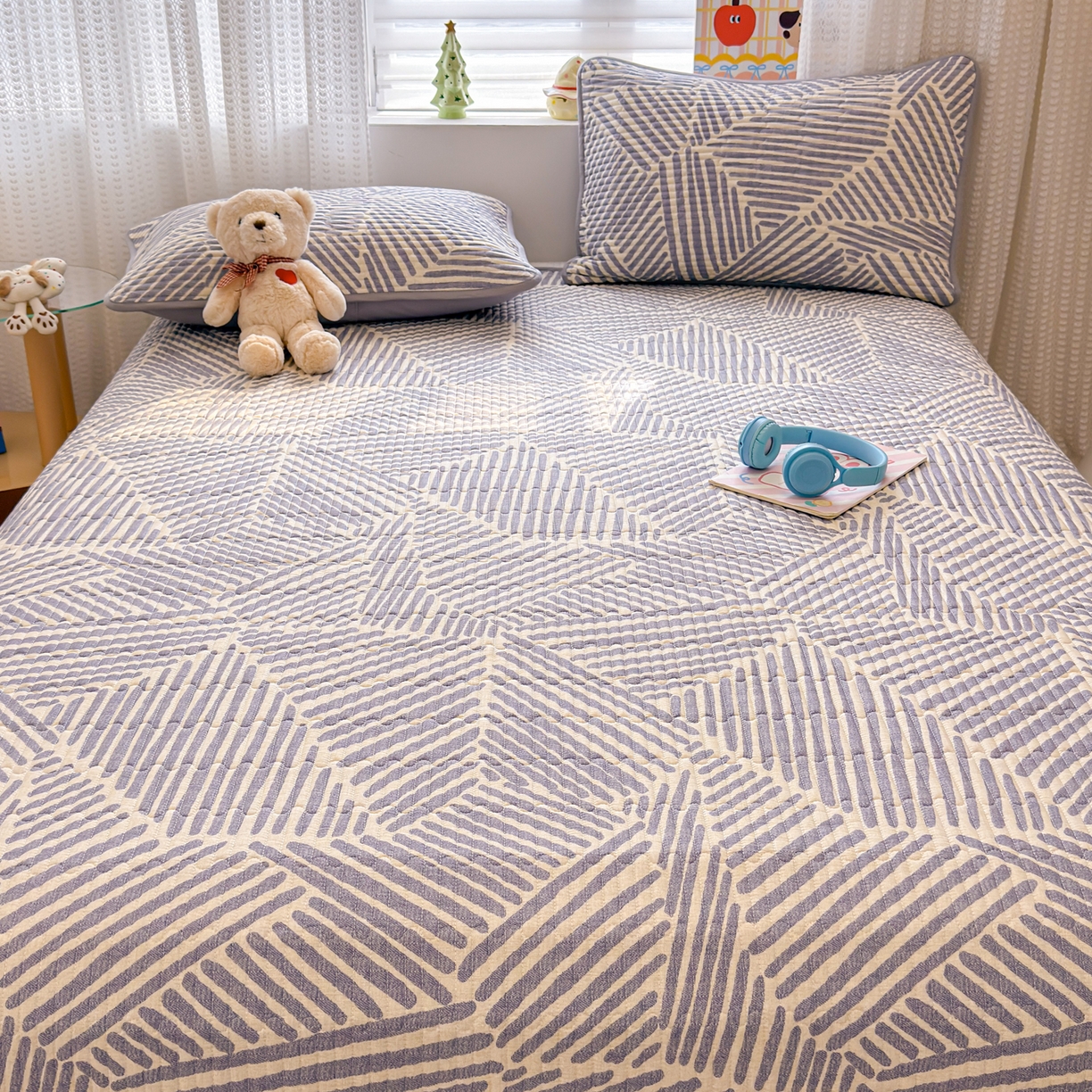 91家纺网 家纺一手货源 找家纺 雅萱家纺 2026新款森系全棉夹棉印花床盖 简约时代