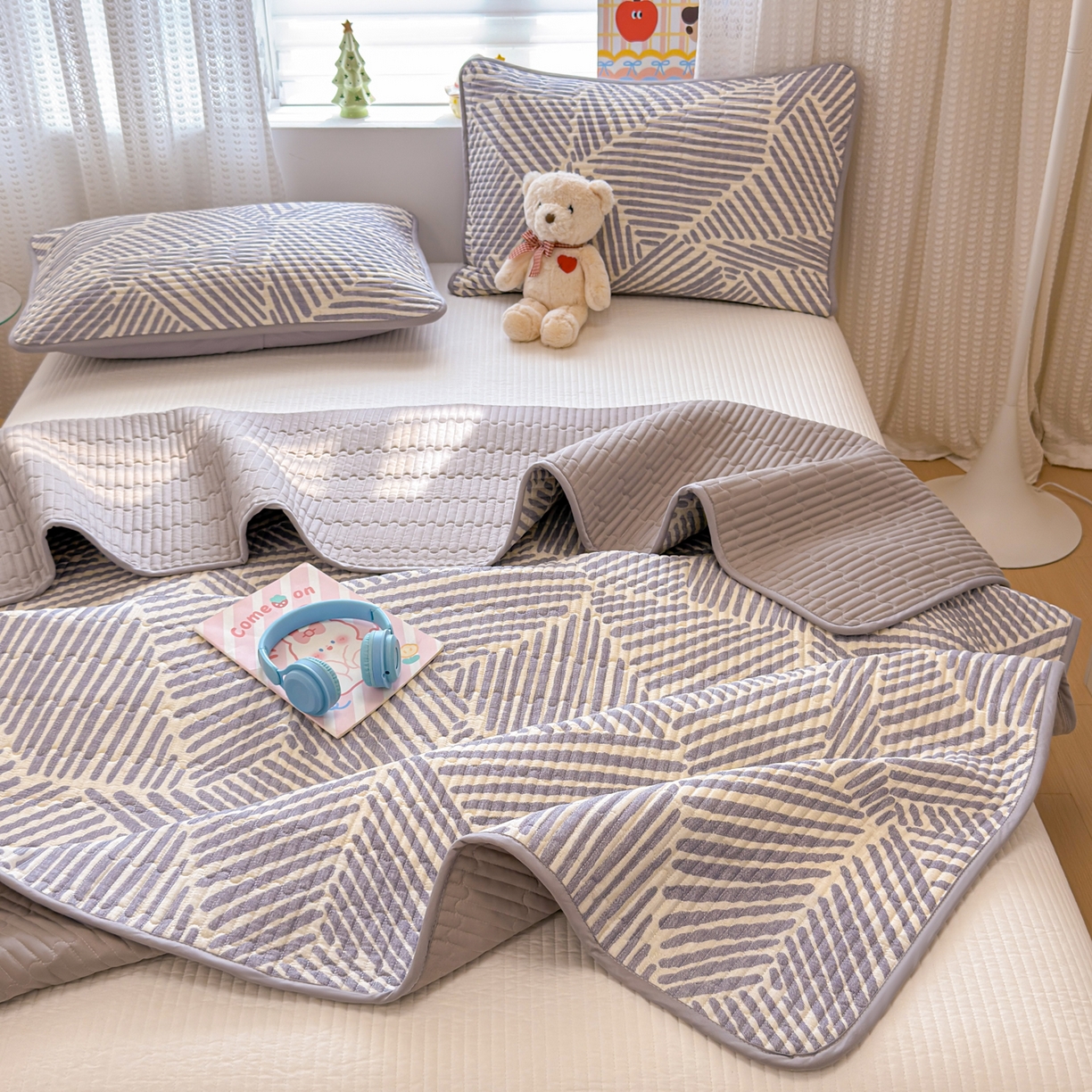 91家纺网 家纺一手货源 找家纺 雅萱家纺 2026新款森系全棉夹棉印花床盖 简约时代