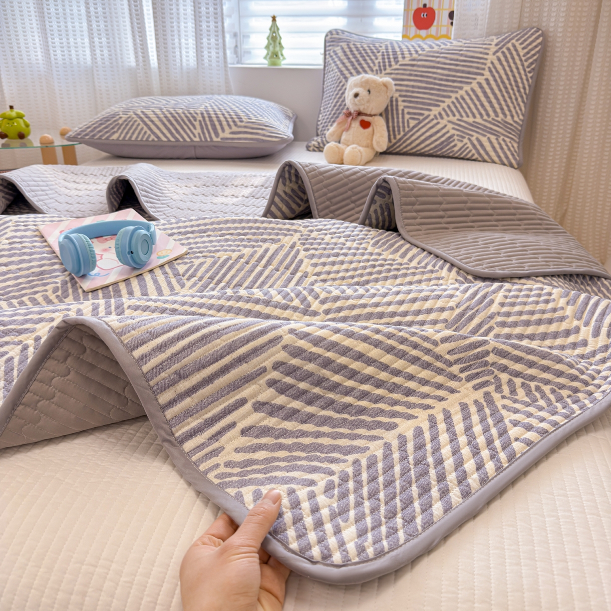 91家纺网 家纺一手货源 找家纺 雅萱家纺 2026新款森系全棉夹棉印花床盖 简约时代