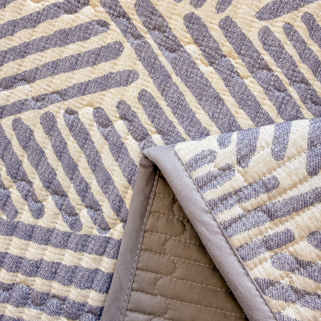 91家纺网 家纺一手货源 找家纺 雅萱家纺 2026新款森系全棉夹棉印花床盖 简约时代