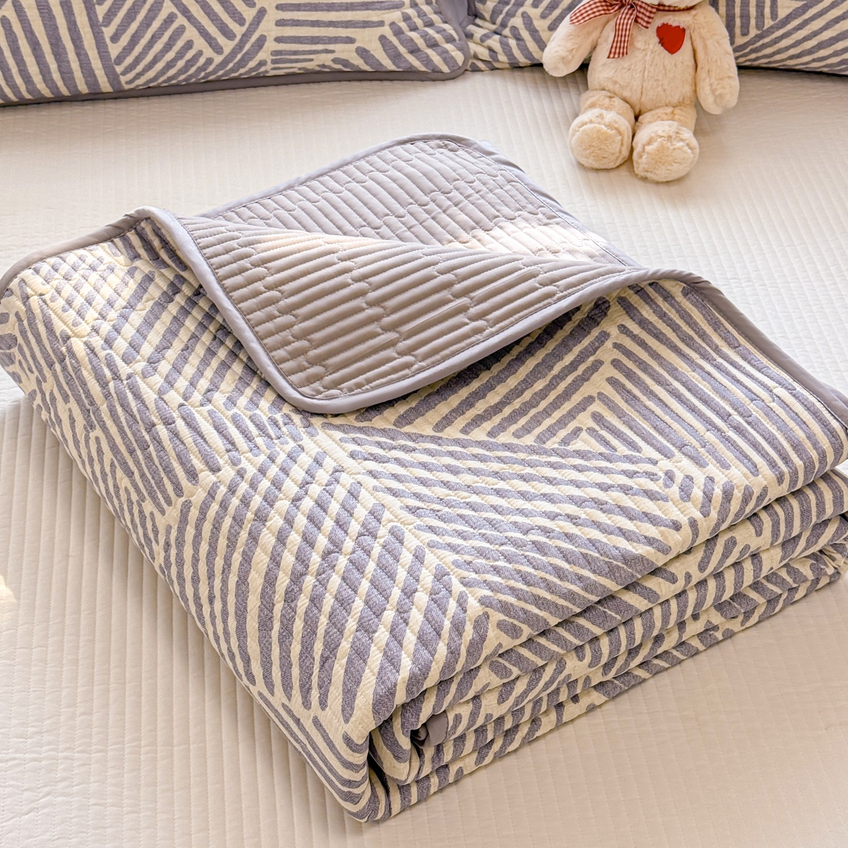 91家纺网 家纺一手货源 找家纺 雅萱家纺 2026新款森系全棉夹棉印花床盖 简约时代