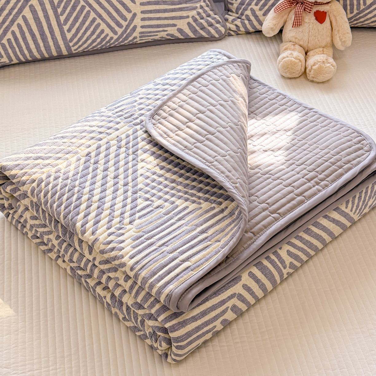 91家纺网 家纺一手货源 找家纺 雅萱家纺 2026新款森系全棉夹棉印花床盖 简约时代