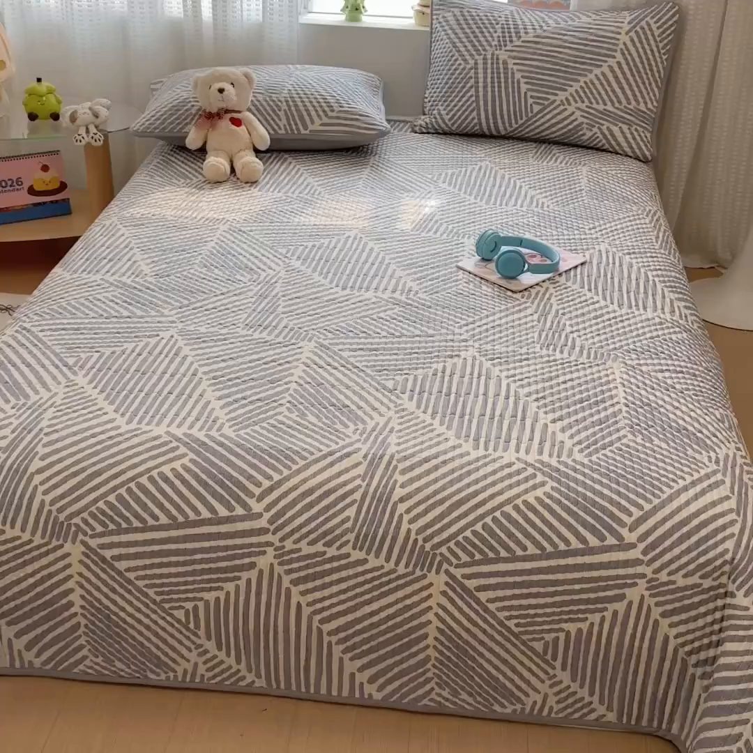 91家纺网 家纺一手货源 找家纺 雅萱家纺 2026新款森系全棉夹棉印花床盖 简约时代