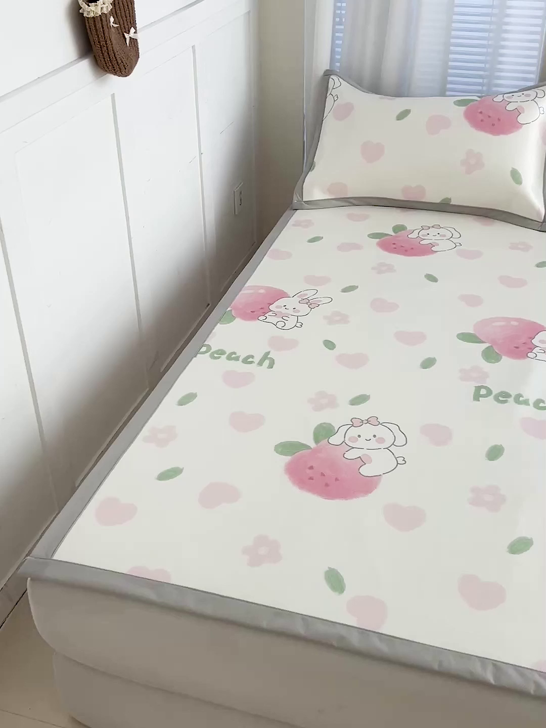 91家纺网 家纺一手货源 找家纺 富馨莱 2026新款冰丝凉席平铺款支持一件定制定做 蜜桃兔