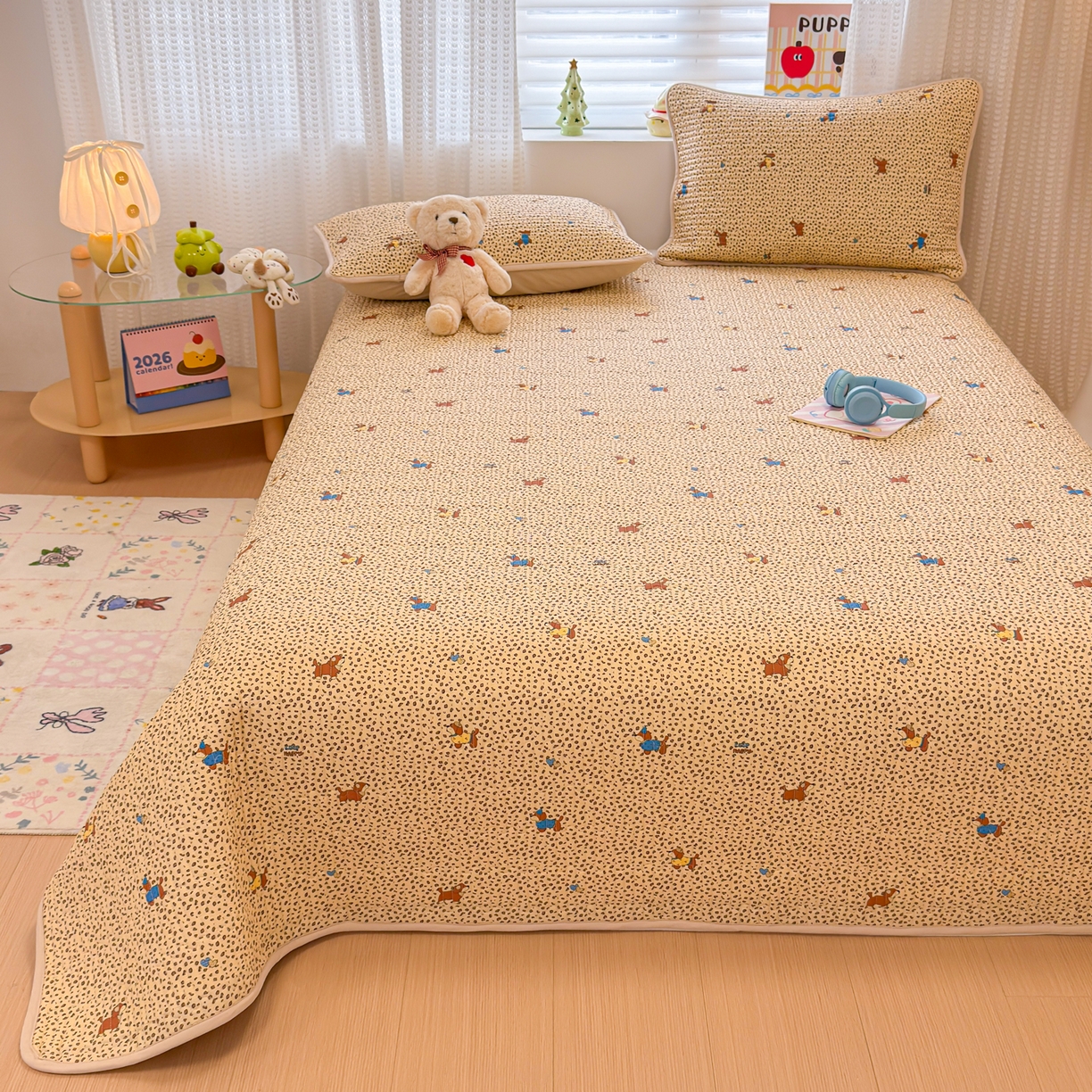 91家纺网 家纺一手货源 找家纺 雅萱家纺 2026新款森系全棉夹棉印花床盖 焦糖腊肠犬