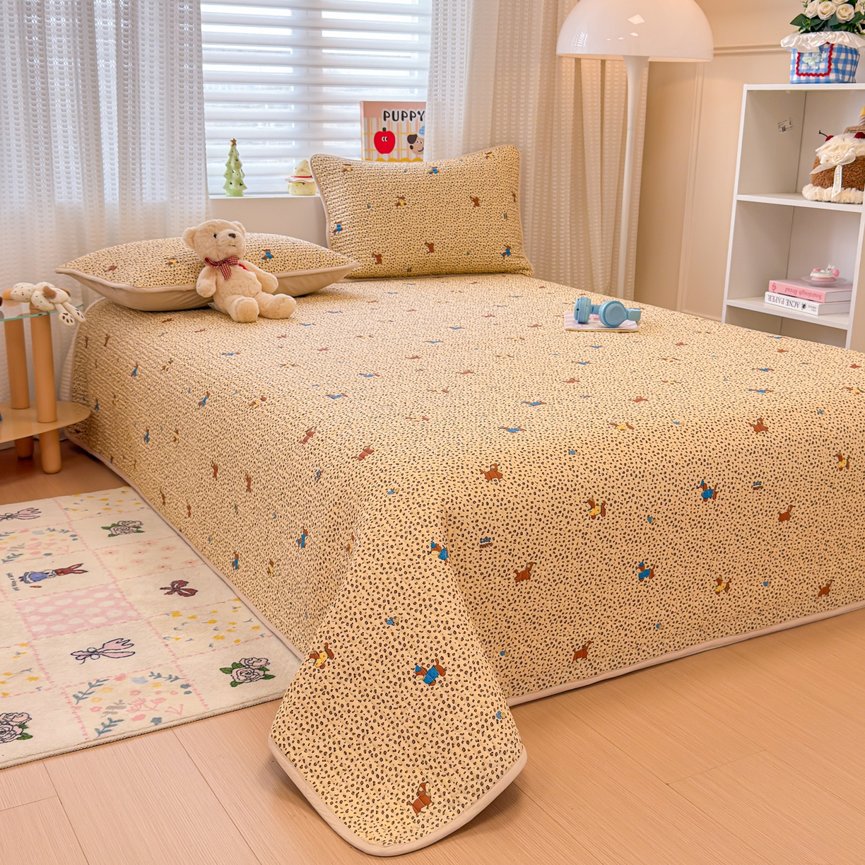 91家纺网 家纺一手货源 找家纺 雅萱家纺 2026新款森系全棉夹棉印花床盖 焦糖腊肠犬