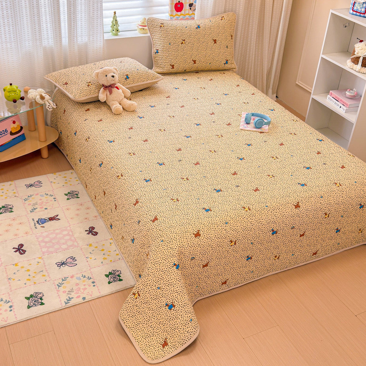 91家纺网 家纺一手货源 找家纺 雅萱家纺 2026新款森系全棉夹棉印花床盖 焦糖腊肠犬