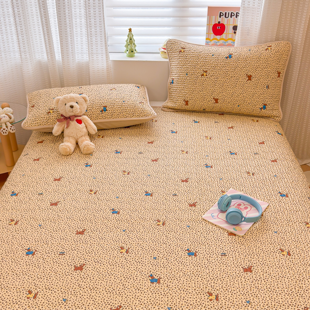 91家纺网 家纺一手货源 找家纺 雅萱家纺 2026新款森系全棉夹棉印花床盖 焦糖腊肠犬