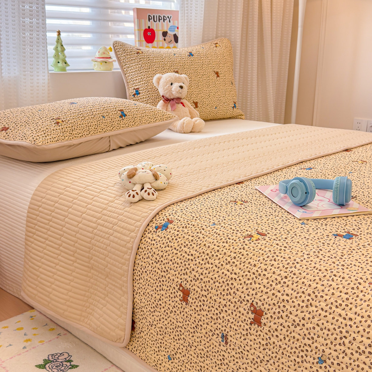 91家纺网 家纺一手货源 找家纺 雅萱家纺 2026新款森系全棉夹棉印花床盖 焦糖腊肠犬